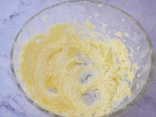 4、豆沙一口酥,用电动打蛋器打至黄油体积膨松，颜色变白即可