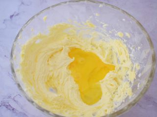 5、豆沙一口酥,将全蛋液分三次加入到打发好的黄油中