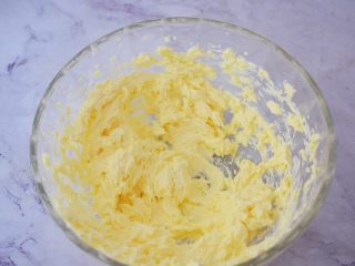 6、豆沙一口酥,用电动打蛋器搅打均匀，每次都要搅打到蛋液充分融合到黄油里，才能加入下一次蛋液