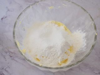 7、豆沙一口酥,筛入低筋面粉，先用刮刀拌匀