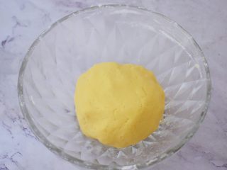 8、豆沙一口酥,再用手揉成面团，将揉好的面团包裹上保鲜膜，放入冰箱冷藏1小时