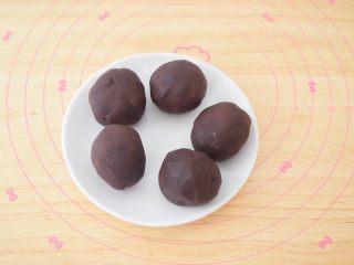9、豆沙一口酥,豆沙分成5份备用