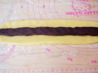 12、豆沙一口酥,然后将豆沙馅也搓成跟面皮长度一样，放在面皮中间