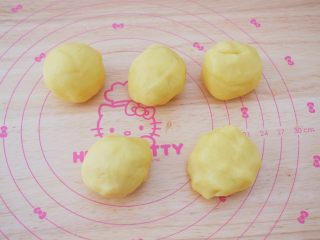 10、豆沙一口酥,将冷藏好的面团取出均匀的分成5份