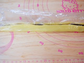 13、豆沙一口酥,利用保鲜膜慢慢卷起来