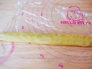 14、豆沙一口酥,再将收口捏合后稍稍整理一下，让收口完全粘合平整