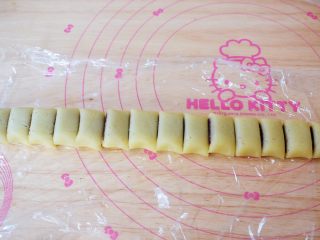15、豆沙一口酥,再用刀切成小块，宽度大概为2-3CM左右