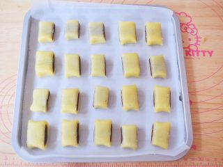16、豆沙一口酥,放入烤盘中