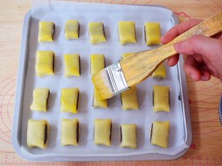 17、豆沙一口酥,表面刷蛋黄液