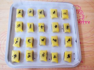 18、豆沙一口酥,再撒上黑芝麻