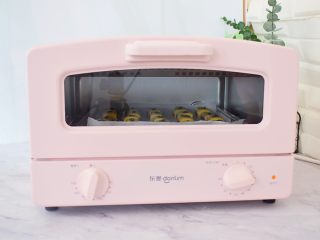 19、豆沙一口酥,放入预热好的烤箱，上下火180度，中层烤20-25分钟，烤好取出晾凉即可食用