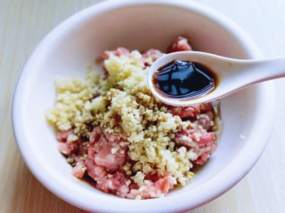 5、自制蒜香脆皮肠,加入生抽。