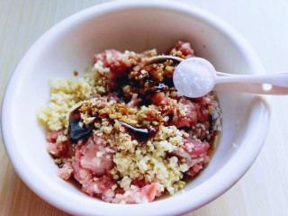 7、自制蒜香脆皮肠,加入盐。