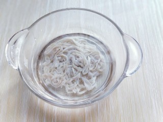 11、自制蒜香脆皮肠,肠衣冷水冲洗干净，再用冷水泡30分钟。(一定是冷水哈，肠衣会有少许腥味，可以有用料酒泡也可以。)