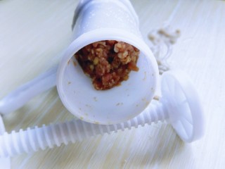 12、自制蒜香脆皮肠,将调味好的肉麻放入灌肠器中。