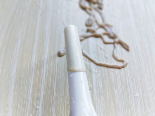 13、自制蒜香脆皮肠,泡好的肠衣套在灌肠器的口上，如图。