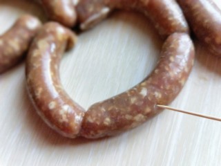 16、自制蒜香脆皮肠,再用牙签扎几处，放气，避免煎的过程中，肠衣破坏。做好的肠，放入通风处，晾一夜，之后放入冰箱速冻。