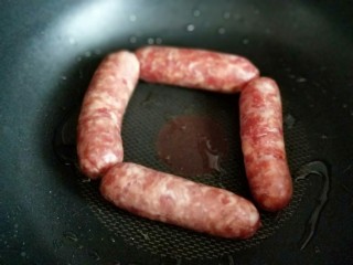 17、自制蒜香脆皮肠,吃的时候提前取出化冻，之后平底锅中加入适量食用油，放入肠小火慢煎，将肠煎出即可。