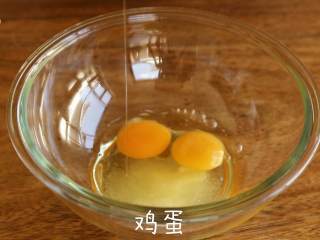 1、英国百年甜品【冰淇淋华夫】,将白砂糖倒入调理盆中，打入鸡蛋