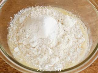 3、英国百年甜品【冰淇淋华夫】,倒入牛奶、低筋面粉和泡打粉，搅拌均匀。