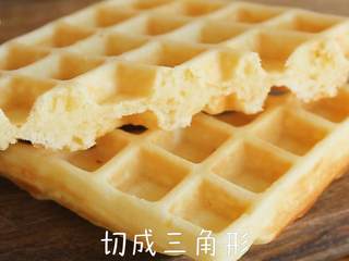 8、英国百年甜品【冰淇淋华夫】,置于晾架晾凉，切成三角形，搭于冰淇淋球上