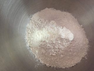 2、口袋面包仔,厨师机和面盆里放入面粉