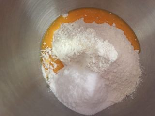 3、口袋面包仔,放入砂糖、盐、鸡蛋液