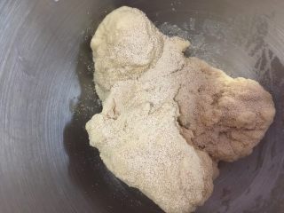 6、口袋面包仔,厨师机开2档和面3分钟，放入酵母