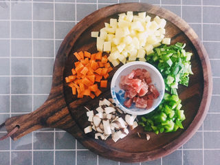 2、流心咖喱饭,香菇、胡萝卜、青椒、土豆、青菜、瘦肉切丁