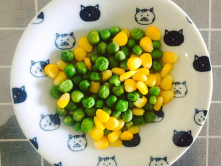 3、流心咖喱饭,豌豆、玉米焯水煮熟