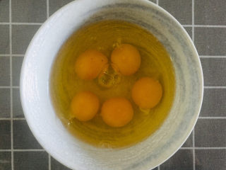 4、流心咖喱饭,鸡蛋打入碗中搅拌备用