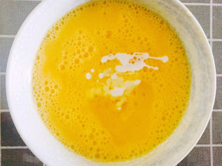 5、流心咖喱饭,鸡蛋液中加入淡奶油和盐