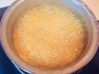 6、流心咖喱饭,汤锅热水，水沸腾后放入咖喱块熬到汤汁粘稠