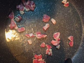 7、流心咖喱饭,锅内热油，将猪肉粒炒熟