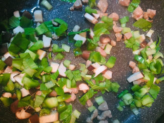 8、流心咖喱饭,放入青椒、香菇、青菜，翻炒一分钟左右