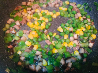 9、流心咖喱饭,放入豌豆粒和玉米粒翻炒一分钟左右