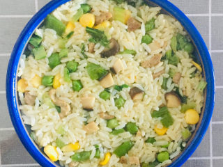 11、流心咖喱饭,把碗中的炒饭压实