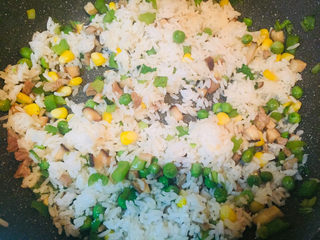 10、流心咖喱饭,倒入米饭和少许咖喱酱汁翻炒均匀盛入碗中