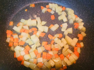 13、流心咖喱饭,锅内热油，倒入土豆丁和胡萝卜丁