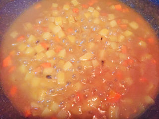 14、流心咖喱饭,将剩余咖喱酱汁全部倒入，熬熟土豆和胡萝卜