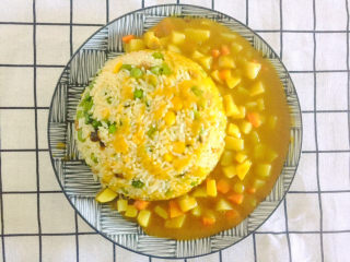 15、流心咖喱饭,盛出放入扣好炒饭的盘中，在饭上淋少许酱汁