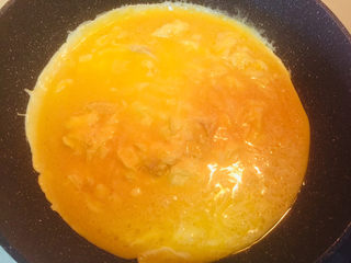 16、流心咖喱饭,锅内热油，小火边倒鸡蛋液边用筷子搅拌中心，蛋中心微凝固后关火