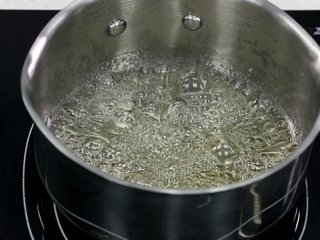 7、焦糖布丁,我们先把100克糖和30克水放进去之后，开小火去煮这个糖水，在沸腾之前，不要去动它，默默的看着它就好了，底部的糖会融化的比较慢，不用管它，沸腾后自然就融化了，糖水煮到微微出现黄色，说明糖已经开始焦化了，这时候我们就要不时的晃动锅子，让已经焦化的糖和没有焦化的混合均匀