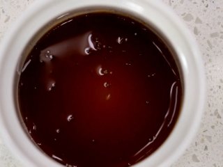 10、焦糖布丁,把焦糖倒入耐高温的陶瓷碗中，薄薄的一层就可以了，焦糖遇冷之后马上就会凝固，因为我们最后要加入一份热水，所以这个焦糖它不是脆糖，是有点软软的