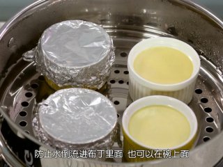 14、焦糖布丁,没有烤箱的怎么做？大家可以用隔水蒸的方法，（焦糖布丁的制作的步骤全部都一样）水沸腾之后马上转最小火蒸20分钟，同样需要冷却冷藏后再食用