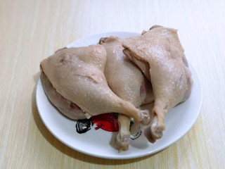 2、孜然烤琵琶鸭腿,捞出用冷水冲洗干净，淋干水分，放入盘中备用。
