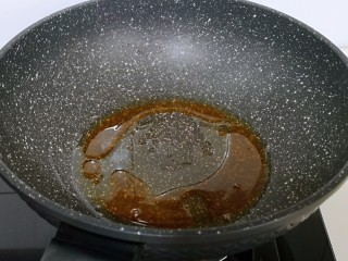 3、孜然烤琵琶鸭腿,起油锅，加入冰糖小火融化。(记得小火呦)小火将冰糖炒至融化，至褐色。