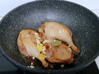 7、孜然烤琵琶鸭腿,再加入去皮切碎的姜蒜，八角，桂皮，香叶，翻炒出香味。