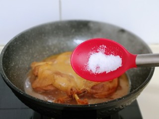 9、孜然烤琵琶鸭腿,待鸭腿炖烂后。加入盐继续再炖10分钟。