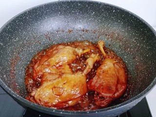 10、孜然烤琵琶鸭腿,大火收汤，至汤汁浓稠时即可出锅。